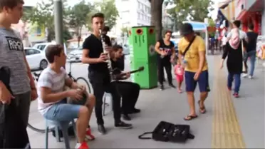 Burdur Sokak Müzisyenleri İlgi Topluyor