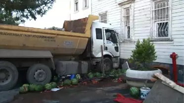 Beykoz'da Hafriyat Kamyonu Kaza Yaptı (2)