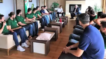 Bursasporlu Basketbolcular Başkan Ali Ay'ı Ziyaret Etti