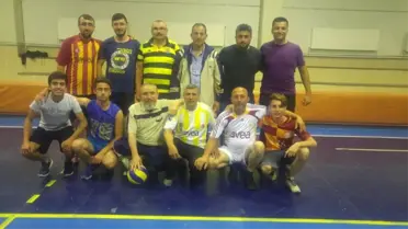 Yaşlılarla Gençlerin Voleybol Maçı