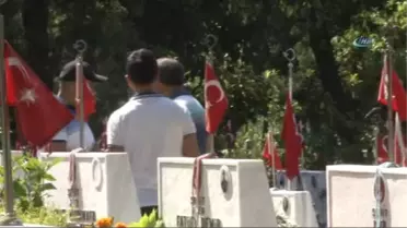 Edirnekapı Şehitliği'ne Ziyaretçi Akını