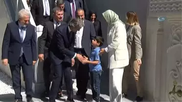 Aile ve Sosyal Politikalar Bakanı Kaya, Şehitlikleri Ziyaret Etti