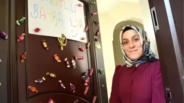 Çocuklar İçin Evinin Kapısını Şekerliğe Çevirdi
