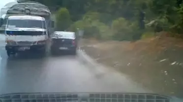 Kontrolden Çıkan Kamyon Otomobilleri Biçti