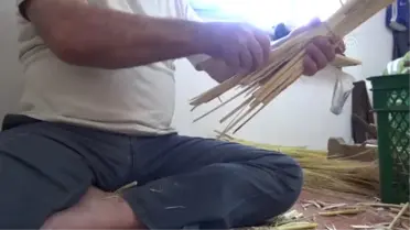 Hasat Edilen Süpürge Otları Atölyelerde Bağlanmaya Başladı