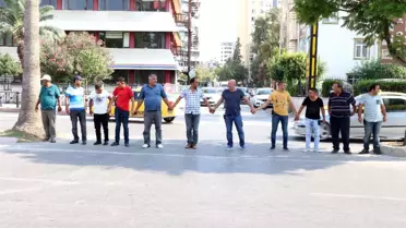 Kaza Yolu' Kapatılsın Diye Etten Duvar Ördüler