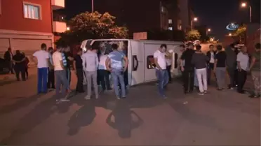Ataşehir'de Otomobil Yolcu Minibüsüne Çarptı: 4 Yaralı