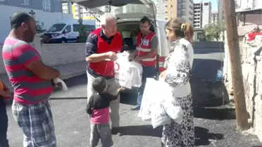 Bayram Günü Çöpte Yiyecek Arayan Kadına Kızılay'dan da Yardım Geldi