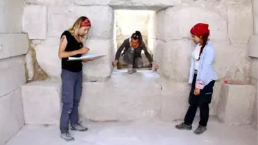 Tarihi Anıt Mezar Depo Olarak Kullanılmış