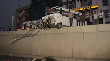 İki Araç Çarpıştı, Minibüs Askıda Kaldı: 7 Yaralı