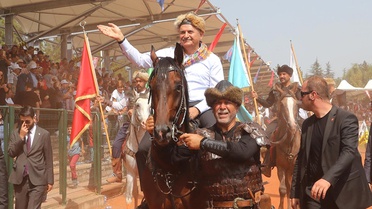 Vatandaşları At Üstünde Selamlayan Başbakan Yıldırım, Herkesi Şaşırttı