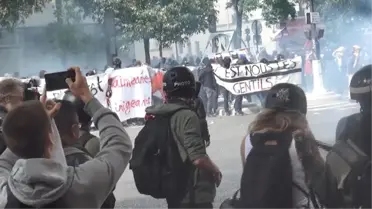 Paris'te Çalışma Yasası Reformu Yine Sokakları Karıştırdı