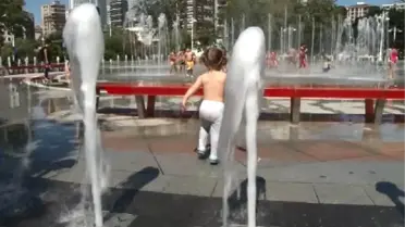 Çocukların Fıskiyeyle Serinleme Keyfi