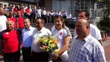 Dünya Şampiyonu Güreşçi Yasemin'e Davul-zurnalı Karşılama