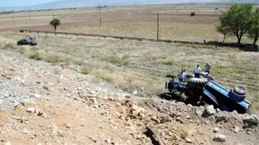 Otomobil Traktöre Çarptı: 6 Yaralı