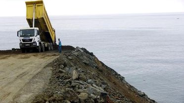 550 Milyon TL'lik Rize-Artvin Havalimanı İçin Deniz Taşlarla Dolduruluyor