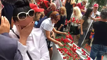 Tarık Akan'ı Anma Töreninde Eşinin Gözyaşları Sel Oldu
