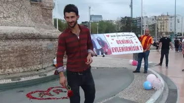 Taksim Meydanı'ndaki Evlilik Teklifi Renkli Görüntüler Oluşturdu