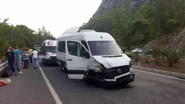 Marmaris'te Minibüs ile Otomobil Çarpıştı: 10 Yaralı