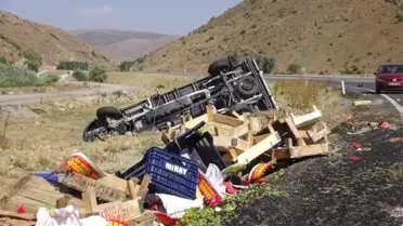 Sebze Yüklü Kamyonet Şarampole Yuvarlandı: 2 Yaralı