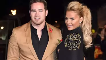 Şarkıcı Katie Price'in Eşi, Banyoda Dadı ile Beraber Olmuş