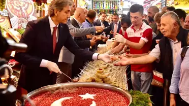 Tarihi Mısır Çarşısı'nda 10 Bin Kişilik Aşure İkramı