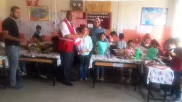 Kızılay'dan Öğrencilere Kırtasiye Yardımı
