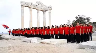 Tarihi ve Turistik Yerlerde İstiklal Marşı Söylediler