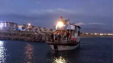 Van Gölü'nde Dalgaya Kapılan Teknedekileri Jandarma Kurtardı