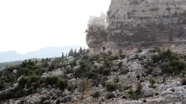 Yol Güvenliğini Tehlikeye Atan Kireçtaşı Patlatıldı
