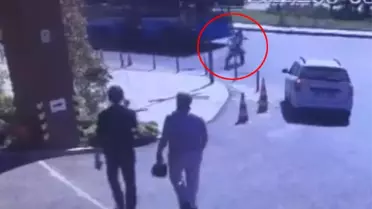 Çift Otobüsün Altında Kalmaktan Kıl Payı Kurtuldu