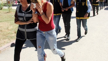 Borcunu Almak İçin Sosyal Medyadan Sevgilisiyle Tuzak Kurdu