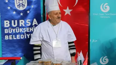 Macaristan'da, Aziz İstvan Katedrali Meydanı'nda Yüzlerce Tabak Aşure Dağıtıldı
