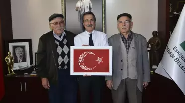 Oğlunun Özel Olarak Yaptığı El İşlemesi Türk Bayrağı'nı Başkan Ataç'a Hediye Etti