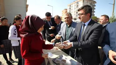 Kaymakam Yüzer, Öğrencilere Aşure Dağıttı