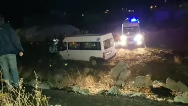 Ağrı'da Düğünden Dönenleri Taşıyan Minibüs Şarampole Devrildi: 21 Yaralı