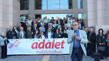 Temizlik Çalışması Adalet Nöbetine Denk Gelince, Avukatlar Tepki İçin Paspas Yaptı