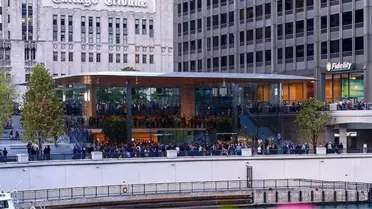 Apple, Chicago'da Çatısı MacBook Şeklinde Mağaza Açtı