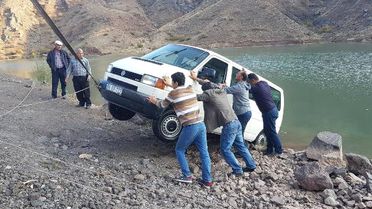Yokuş Aşağı Park Edilen Minibüs Baraja Kaydı