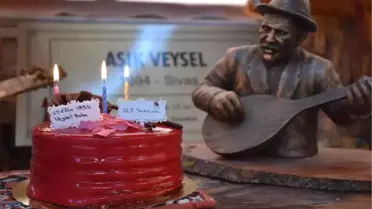 Aşık Veysel'i Doğum Gününde Pasta Keserek Andı