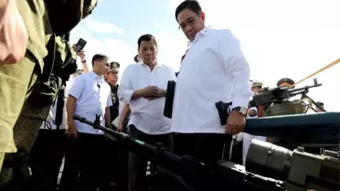 Filipinler Devlet Başkanı, Rusya'dan Gelen Silahları Teslim Aldı