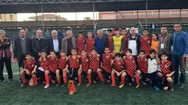 U14'ün Şampiyonu Anadolu Selçukluspor Kupasını Aldı