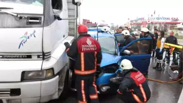 Tır'a Çarpan Otomobilde Kurtarılmayı Bekledi