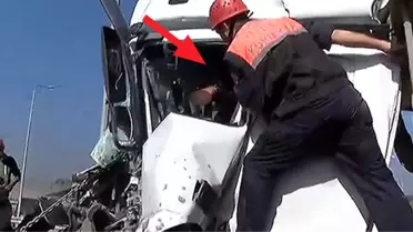 TEM'de İki Hafriyat Kamyonu Çarpıştı! Yaralı Sürücü, Sigara İçerek Kurtarılmayı Bekledi