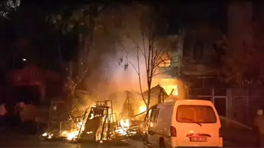 İş Yerinde Çıkan Yangın 4 Katlı Binayı Kullanılamaz Hale Getirdi