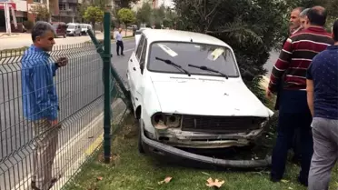 Otomobil Tel Örgüyü Parçalayarak Refüje Çıktı