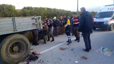 Sakarya'da Motosiklet Park Halindeki Traktör Römorkuna Çarptı: 1 Ölü, 1 Yaralı