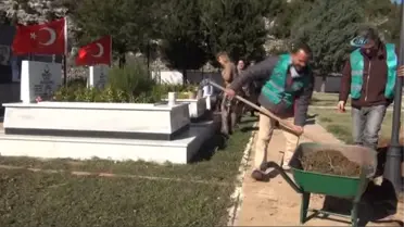 Denetimli Serbestlikten Yararlanan Hükümlüler Şehitler Mezarlığını Temizledi