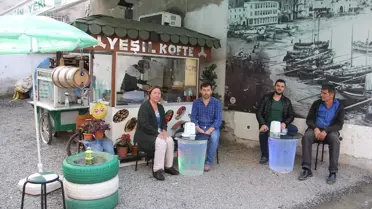 Müşterilerini Akvaryum Masalarda Ağırlıyor