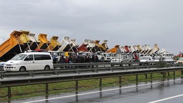 Rize-Artvin Havalimanı İnşaatı Önünde Kamyoncular Eylem Yaptı